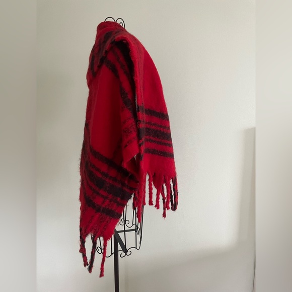 Banana Republic scarf with fringes in red and black plaid design - Picture 5 of 9